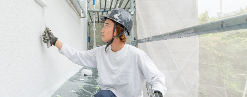 外壁を塗装している作業員の様子