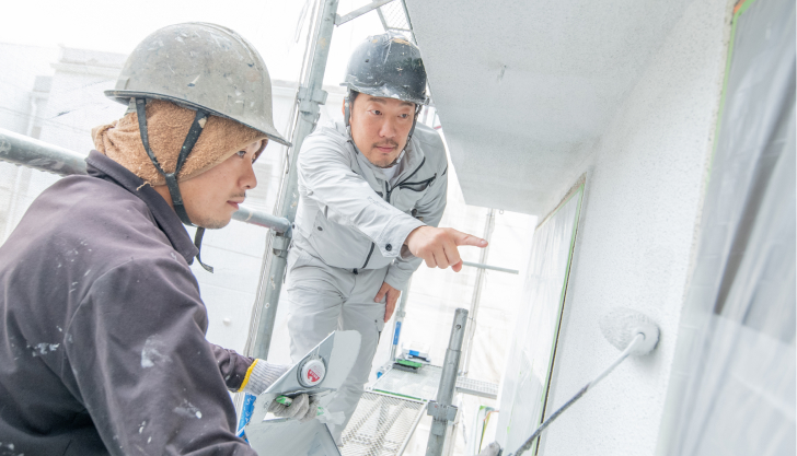 代表が指で何かを伝えている様子