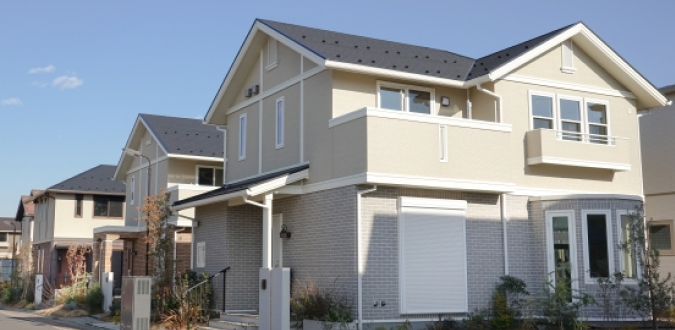 外壁・屋根・付帯部の3つの色をどう組み合わせるかが、住まい全体の印象を左右する大切なポイントです。
同系色でまとめれば、落ち着きのある上品な仕上がりに。屋根や付帯部にアクセントカラーを取り入れれば、メリハリの効いた個性的でモダンな外観に仕上がります。
当店ではカラーシミュレーションを活用し、実際のお住まいで色の組み合わせを比較しながら、全体のバランスを確認できます。「この組み合わせなら間違いない」と納得できるまで、じっくり色を選びましょう!