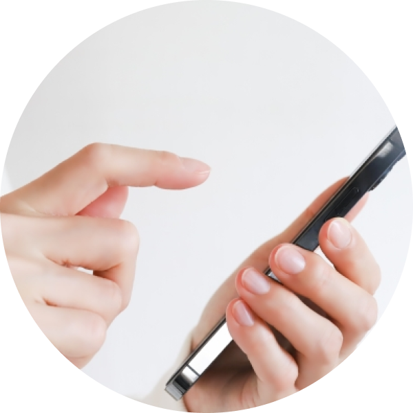スマホを操作している様子