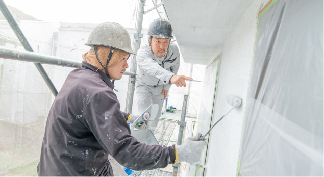 代表が指差しながら伝えている様子