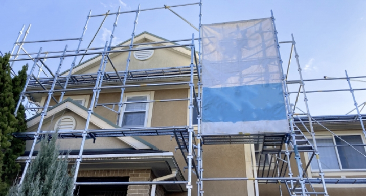 戸建に足場が設置されている