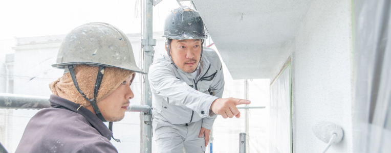 代表が指で何かを伝えている様子
