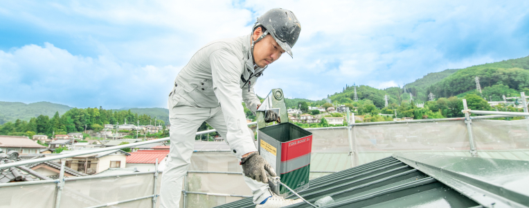 屋根で作業をしている様子