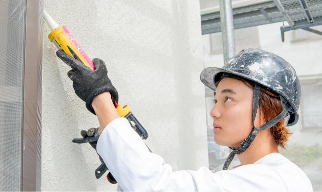 シーリング工事を行うスタッフ